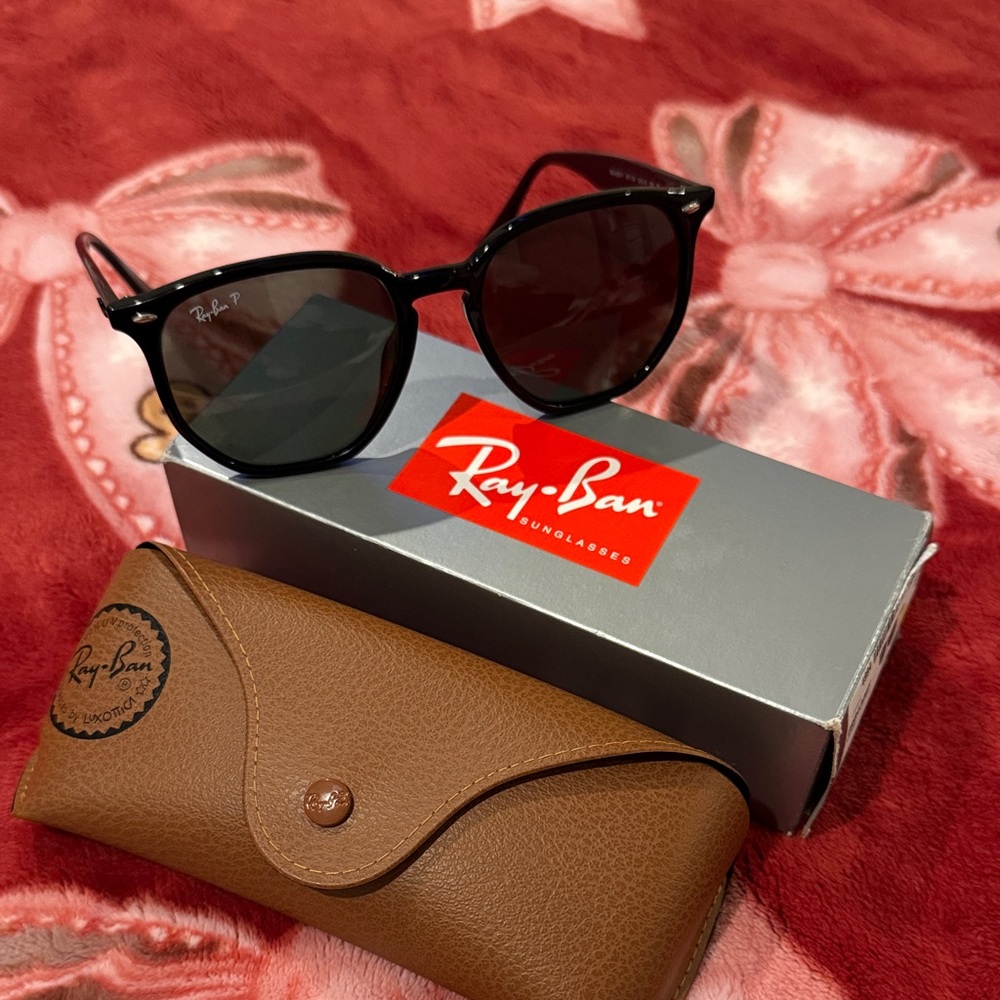 Ray-Ban Black Sunglasses with Brown Case